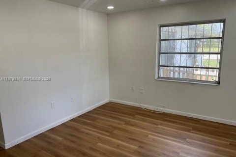 Купить коммерческую недвижимость в Майами, Флорида 168.52м2, № 2046252 - фото 9