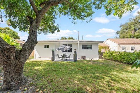 House in Miami, Florida 2 bedrooms, 88.16 sq.m. № 1811117 - photo 2