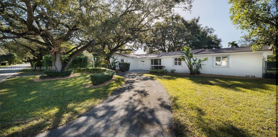 House in Pinecrest, Florida 4 bedrooms, 223.24 sq.m. № 1953694
