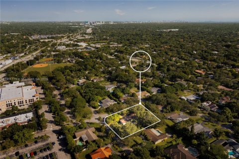 House in Pinecrest, Florida 4 bedrooms, 223.24 sq.m. № 1953694 - photo 12