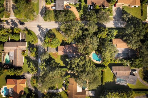 House in Pinecrest, Florida 4 bedrooms, 223.24 sq.m. № 1953694 - photo 10