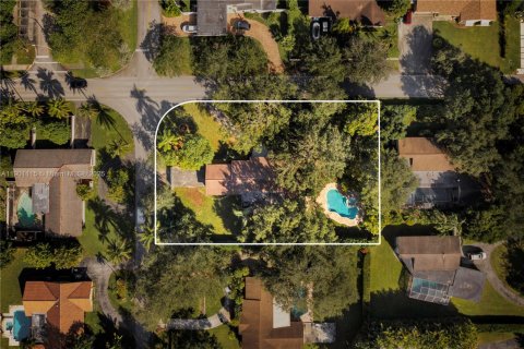 House in Pinecrest, Florida 4 bedrooms, 223.24 sq.m. № 1953694 - photo 11