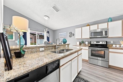 House in Davenport, Florida 4 bedrooms, 155.33 sq.m. № 2337379 - photo 9