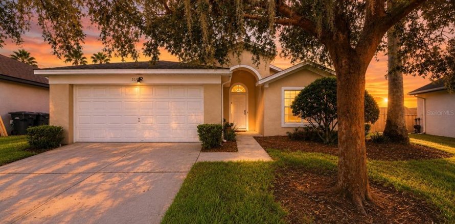 House in Davenport, Florida 4 bedrooms, 155.33 sq.m. № 2337379