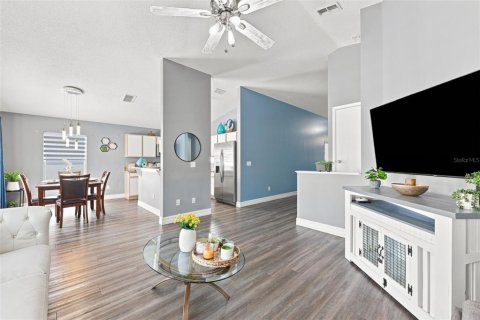 House in Davenport, Florida 4 bedrooms, 155.33 sq.m. № 2337379 - photo 6