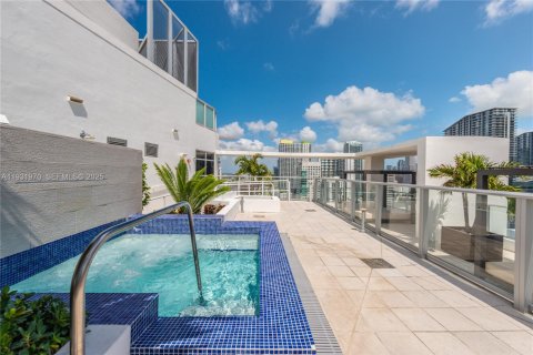 Condominio en alquiler en Miami, Florida, 3 dormitorios, 136.57 m2 № 1991067 - foto 28