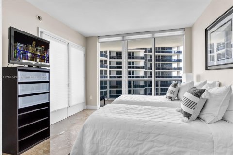 Condominio en alquiler en Hallandale Beach, Florida, 2 dormitorios, 135.45 m2 № 1959057 - foto 23