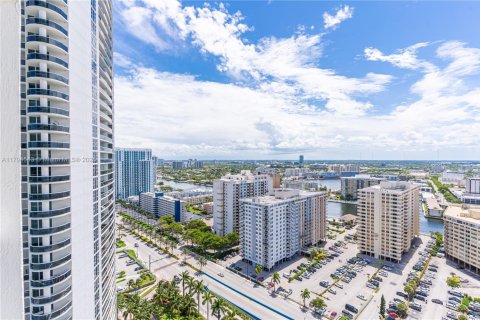 Condominio en alquiler en Hallandale Beach, Florida, 2 dormitorios, 135.45 m2 № 1959057 - foto 8