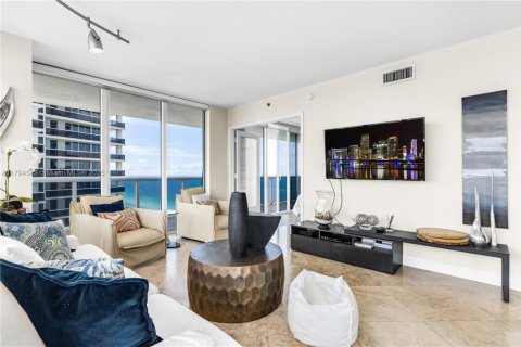 Condominio en alquiler en Hallandale Beach, Florida, 2 dormitorios, 135.45 m2 № 1959057 - foto 21