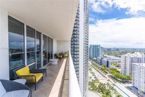 Condominio en alquiler en Hallandale Beach, Florida, 2 dormitorios, 135.45 m2 № 1959057 - foto 9