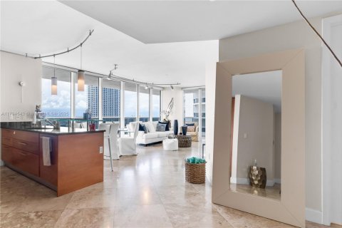 Condominio en alquiler en Hallandale Beach, Florida, 2 dormitorios, 135.45 m2 № 1959057 - foto 15