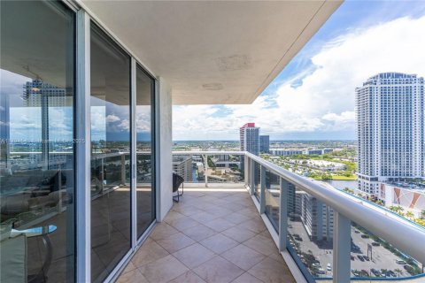 Condominio en alquiler en Hallandale Beach, Florida, 2 dormitorios, 135.45 m2 № 1959057 - foto 4