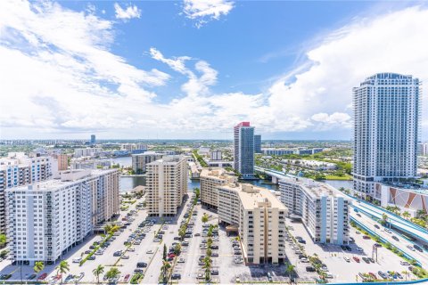 Condominio en alquiler en Hallandale Beach, Florida, 2 dormitorios, 135.45 m2 № 1959057 - foto 7