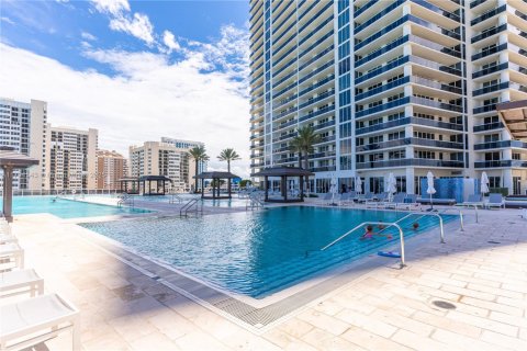 Condominio en alquiler en Hallandale Beach, Florida, 2 dormitorios, 135.45 m2 № 1959057 - foto 10