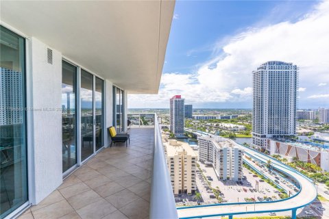 Condominio en alquiler en Hallandale Beach, Florida, 2 dormitorios, 135.45 m2 № 1959057 - foto 3