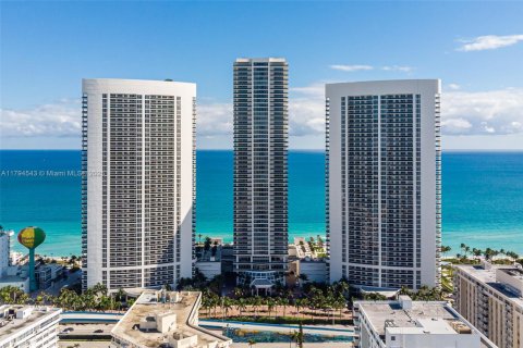 Condominio en alquiler en Hallandale Beach, Florida, 2 dormitorios, 135.45 m2 № 1959057 - foto 1