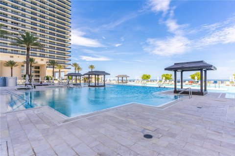 Condominio en alquiler en Hallandale Beach, Florida, 2 dormitorios, 135.45 m2 № 1959057 - foto 12