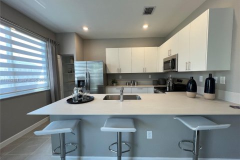 Снять в аренду таунхаус в Хомстед, Флорида 3 спальни, 153.2м2, № 2062248 - фото 9