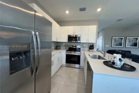 Снять в аренду таунхаус в Хомстед, Флорида 3 спальни, 153.2м2, № 2062248 - фото 10