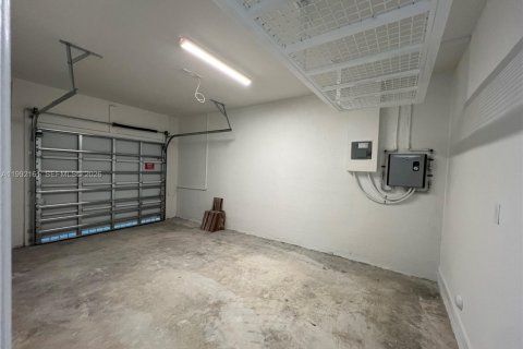 Снять в аренду таунхаус в Хомстед, Флорида 3 спальни, 153.2м2, № 2062248 - фото 3