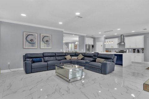 House in Land O' Lakes, Florida 6 bedrooms, 395.67 sq.m. № 2157990 - photo 17