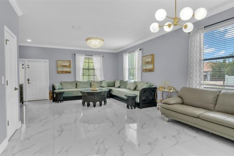 House in Land O' Lakes, Florida 6 bedrooms, 395.67 sq.m. № 2157990 - photo 7