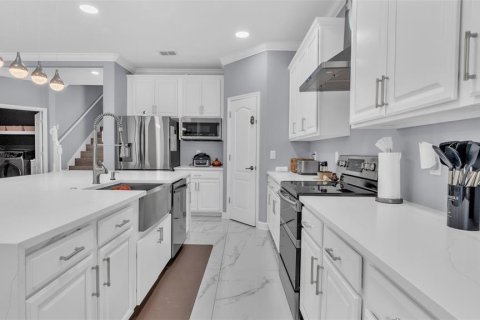 House in Land O' Lakes, Florida 6 bedrooms, 395.67 sq.m. № 2157990 - photo 13