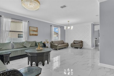 House in Land O' Lakes, Florida 6 bedrooms, 395.67 sq.m. № 2157990 - photo 6
