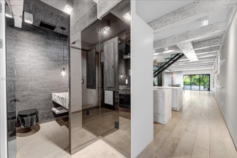 Condo in Miami, Florida, 2 bedrooms  № 2089465 - photo 9