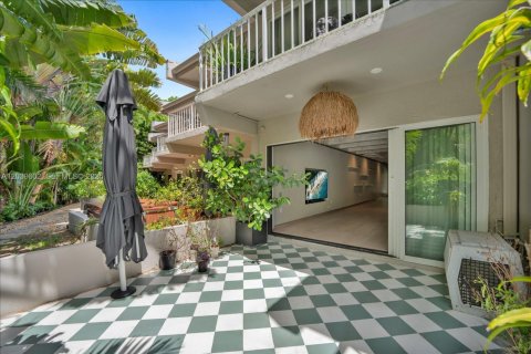 Condo in Miami, Florida, 2 bedrooms  № 2089465 - photo 3