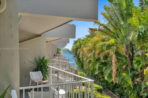 Condo in Miami, Florida, 2 bedrooms  № 2089465 - photo 17