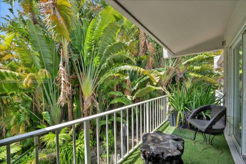 Condo in Miami, Florida, 2 bedrooms  № 2089465 - photo 16