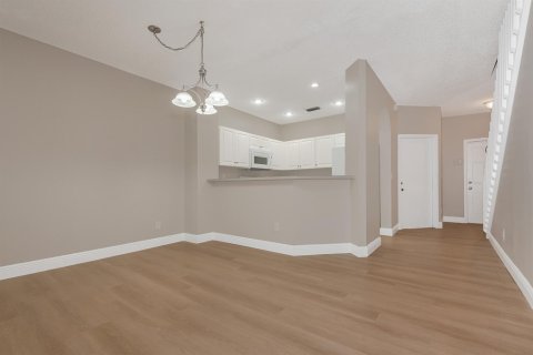 Townhouse in Pembroke Pines, Florida 2 bedrooms, 124.3 sq.m. № 2421489 - photo 7