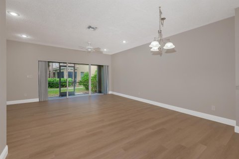 Townhouse in Pembroke Pines, Florida 2 bedrooms, 124.3 sq.m. № 2421489 - photo 3