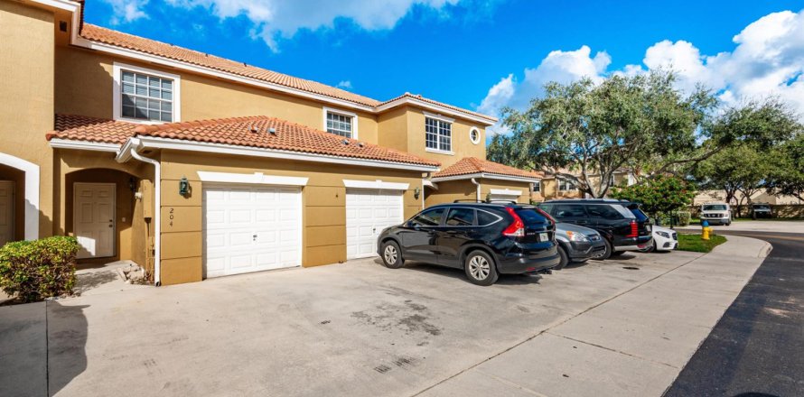 Townhouse in Pembroke Pines, Florida 2 bedrooms, 124.3 sq.m. № 2421489