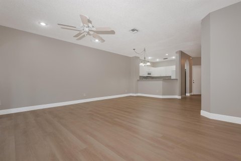 Townhouse in Pembroke Pines, Florida 2 bedrooms, 124.3 sq.m. № 2421489 - photo 5