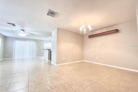 Townhouse in Oviedo, Florida 3 bedrooms, 169.83 sq.m. № 2402738 - photo 4