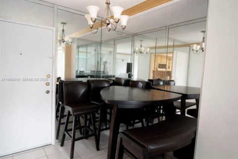 Condominio en alquiler en North Miami Beach, Florida, 2 dormitorios, 110.55 m2 № 2060870 - foto 8