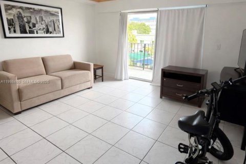Condominio en alquiler en North Miami Beach, Florida, 2 dormitorios, 110.55 m2 № 2060870 - foto 18