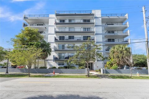 Condominio en North Miami Beach, Florida, 2 dormitorios  № 2060870