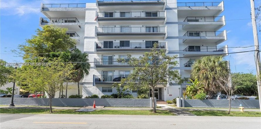 Condominio en North Miami Beach, Florida, 2 dormitorios  № 2060870