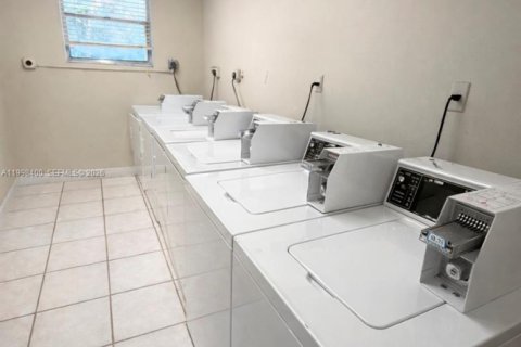 Condominio en alquiler en North Miami Beach, Florida, 2 dormitorios, 110.55 m2 № 2060870 - foto 11