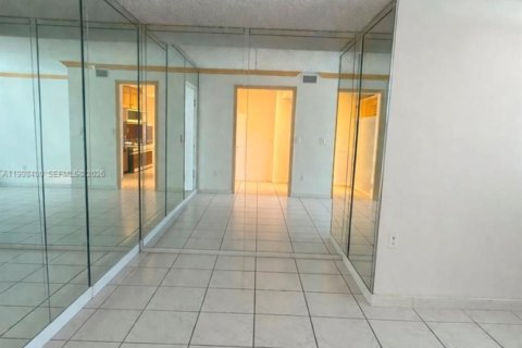 Condominio en alquiler en North Miami Beach, Florida, 2 dormitorios, 110.55 m2 № 2060870 - foto 9