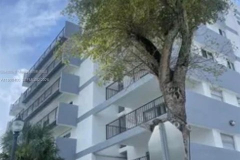 Condominio en alquiler en North Miami Beach, Florida, 2 dormitorios, 110.55 m2 № 2060870 - foto 16