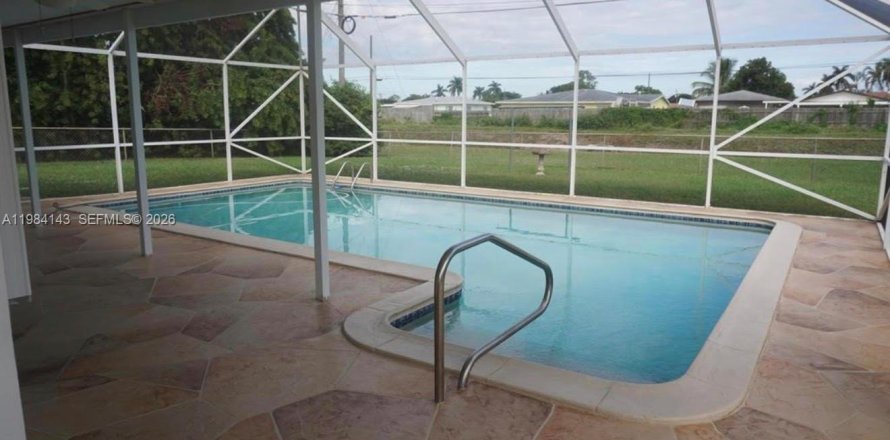House in Palm Springs, Florida 4 bedrooms, 146.04 sq.m. № 2387273