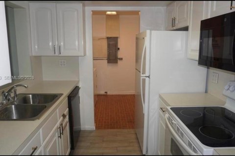 House in Palm Springs, Florida 4 bedrooms, 146.04 sq.m. № 2387273 - photo 15