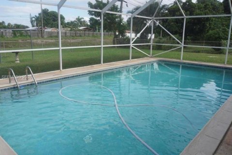 House in Palm Springs, Florida 4 bedrooms, 146.04 sq.m. № 2387273 - photo 5
