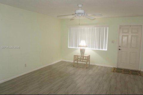 House in Palm Springs, Florida 4 bedrooms, 146.04 sq.m. № 2387273 - photo 11