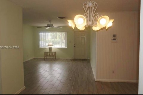 House in Palm Springs, Florida 4 bedrooms, 146.04 sq.m. № 2387273 - photo 12