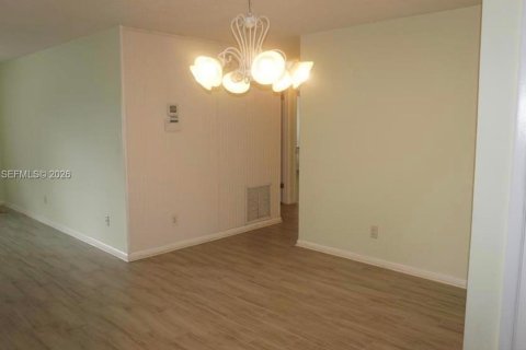 House in Palm Springs, Florida 4 bedrooms, 146.04 sq.m. № 2387273 - photo 13